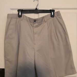 Men's Izod Golf Tan Shorts size 36
NWOT